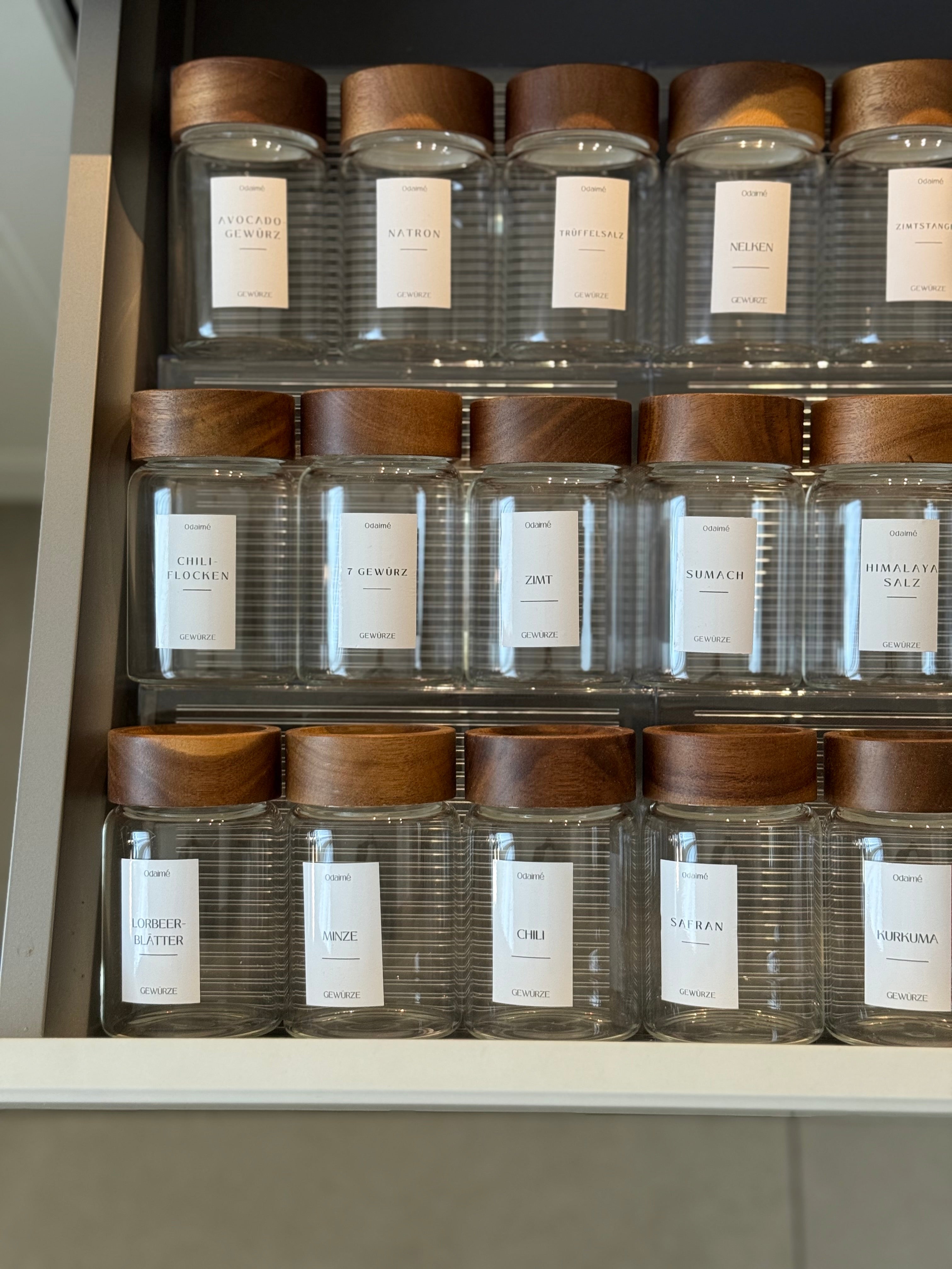 DUA - Runde 220 ml Gewürzgläser mit dunklem Akazienholzdeckel ink. Etiketten