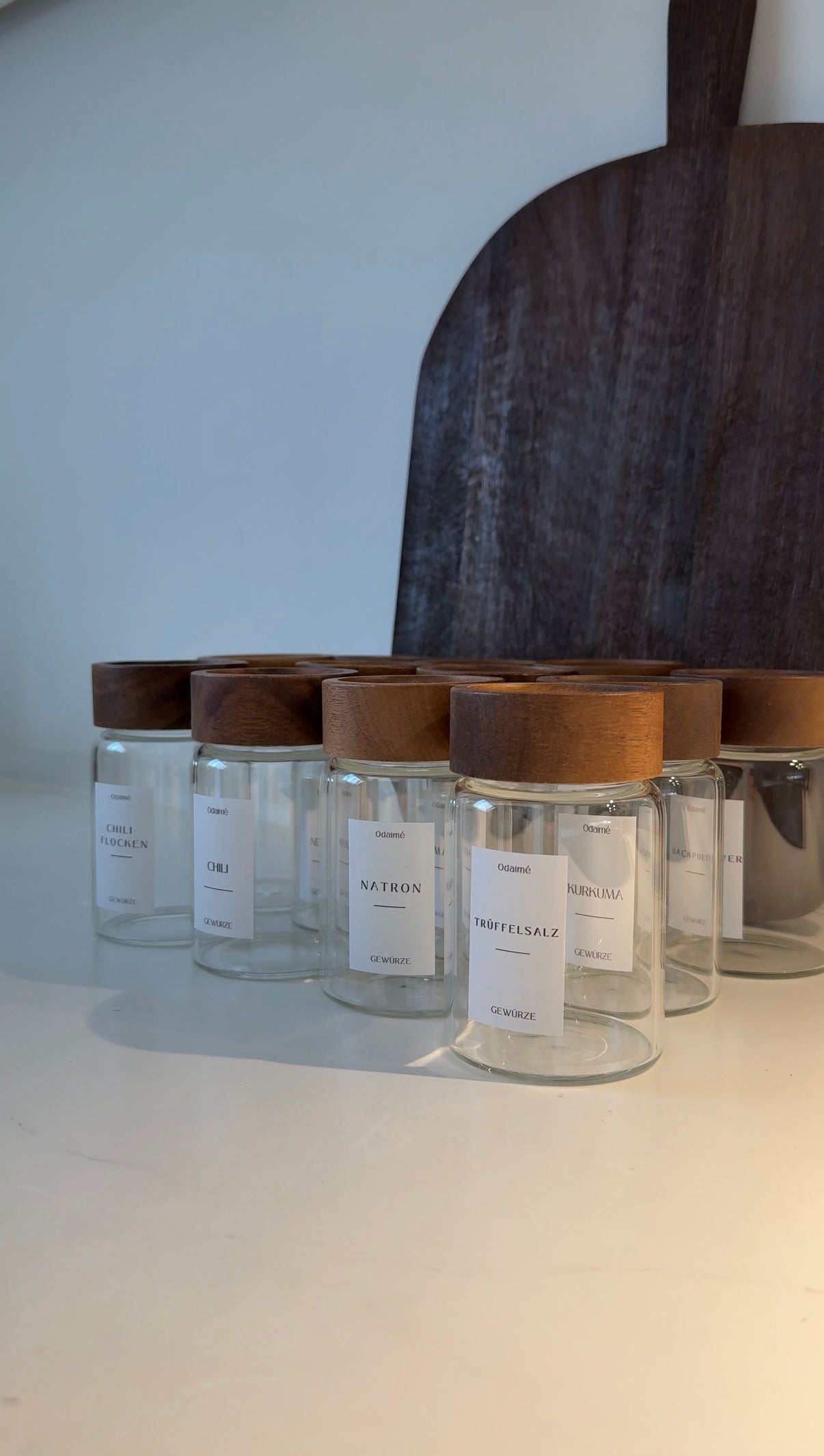 DUA - Runde 220 ml Gewürzgläser mit dunklem Akazienholzdeckel ink. Etiketten