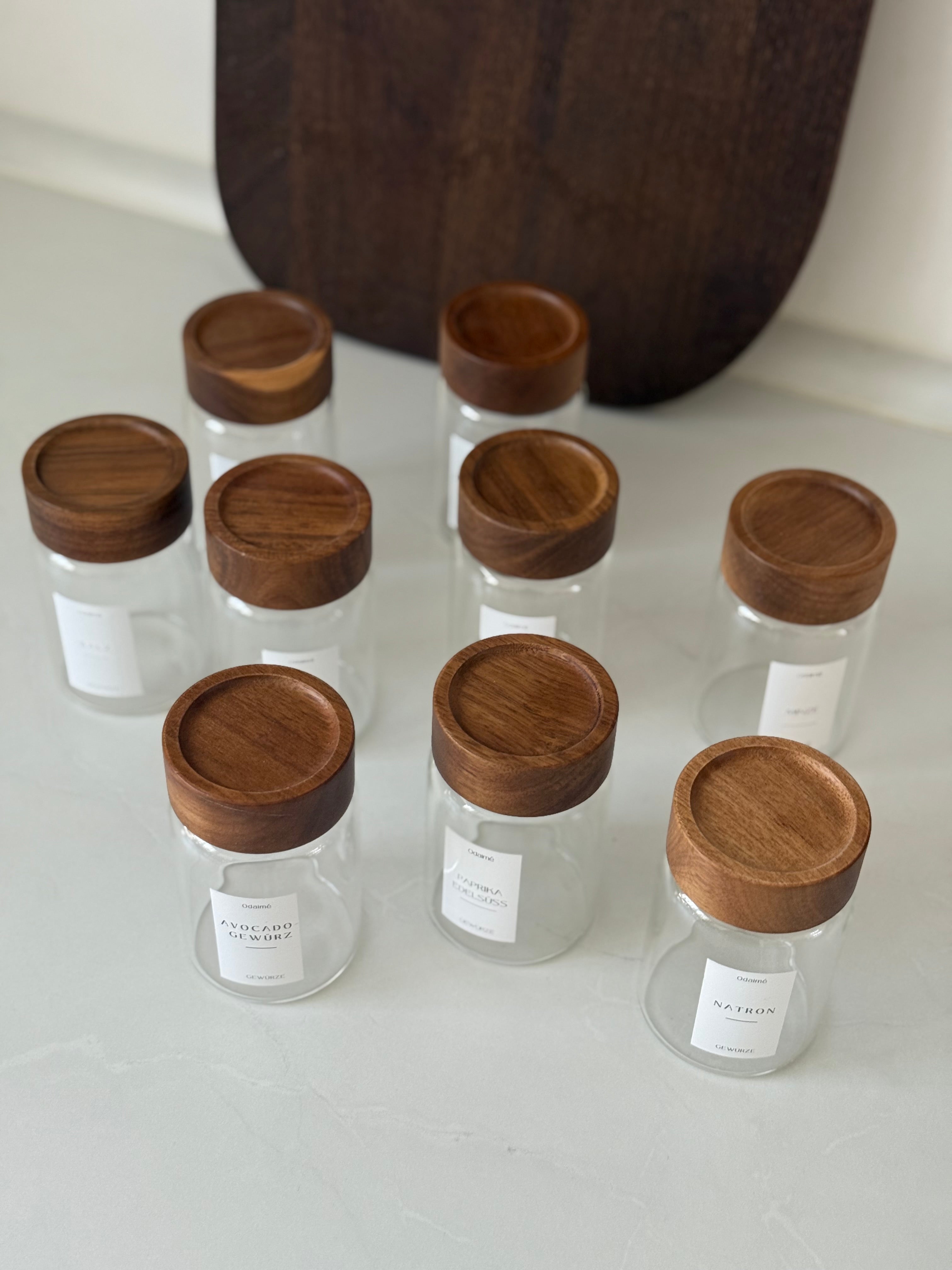DUA - Runde 220 ml Gewürzgläser mit dunklem Akazienholzdeckel ink. Etiketten