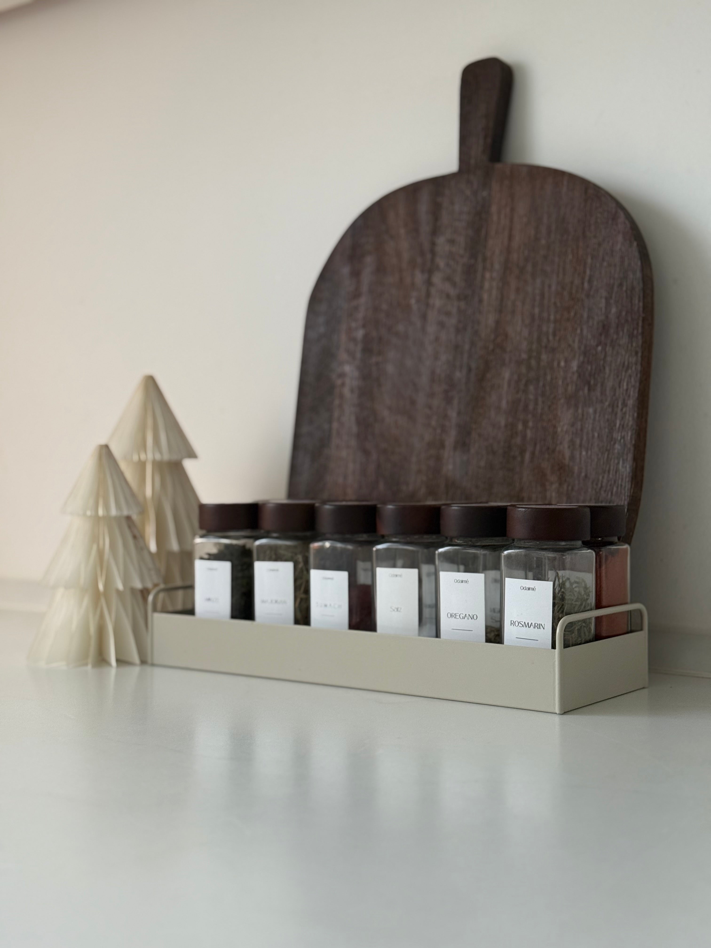 NIK - Eckige 120 ml bruchsichere Gewürzgläser mit Streueinsatz & dunklem Akazienholzdeckel – 106 wasserfeste Etiketten zur Auswahl - organisierte Küche