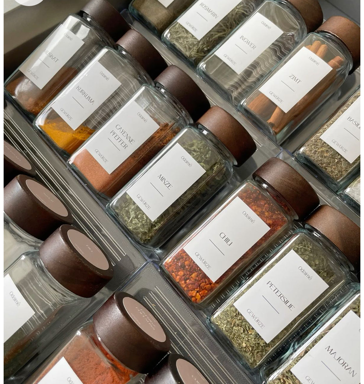 NIK - Eckige 120ml bruchsichere Gewürzgläser mit Streueinsatz & dunklem Akazienholzdeckel – 106 wasserfeste Etiketten - organisierte Küche