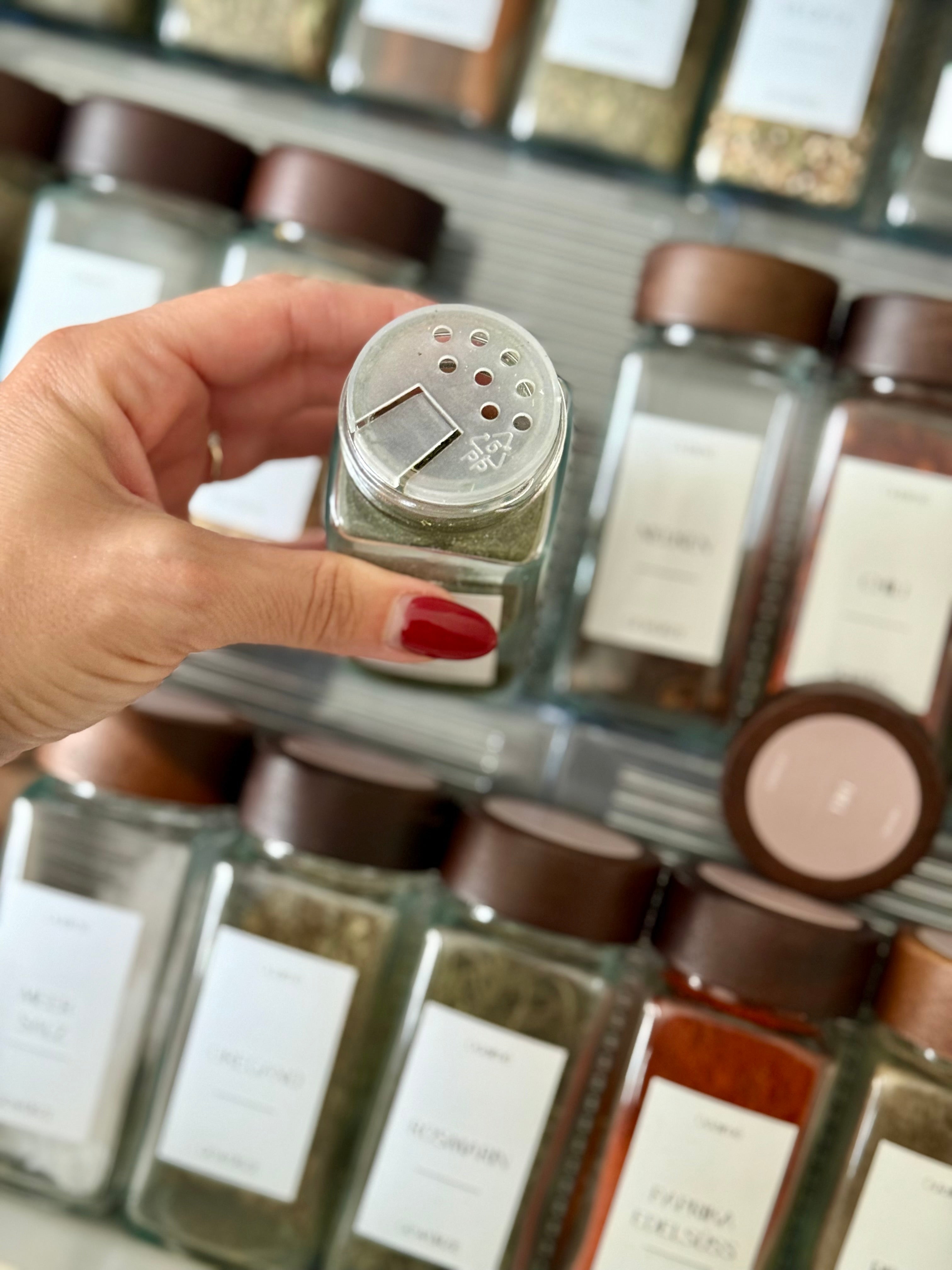 NIK - Eckige 120 ml Gewürzgläser mit dunklem Akazienholzdeckel – 106 wasserfeste Etiketten