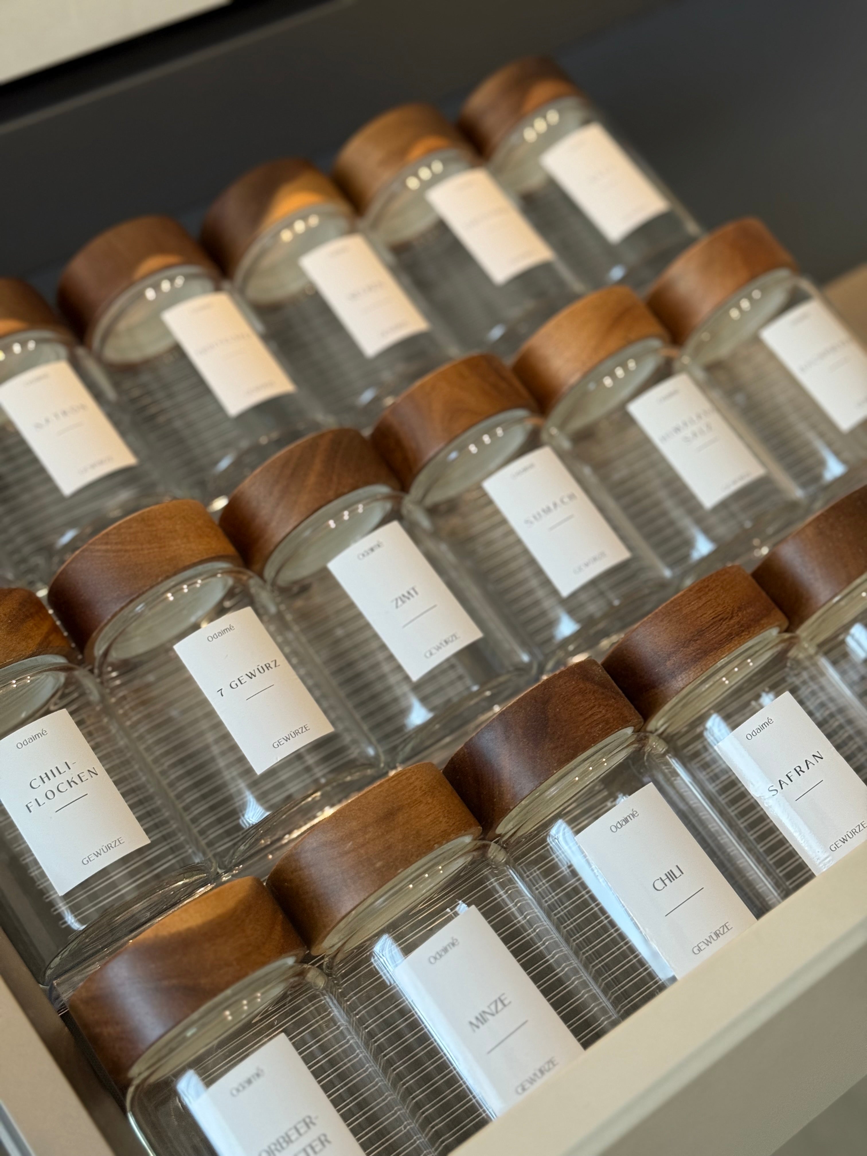 DUA - Runde 220 ml Gewürzgläser mit dunklem Akazienholzdeckel ink. Etiketten