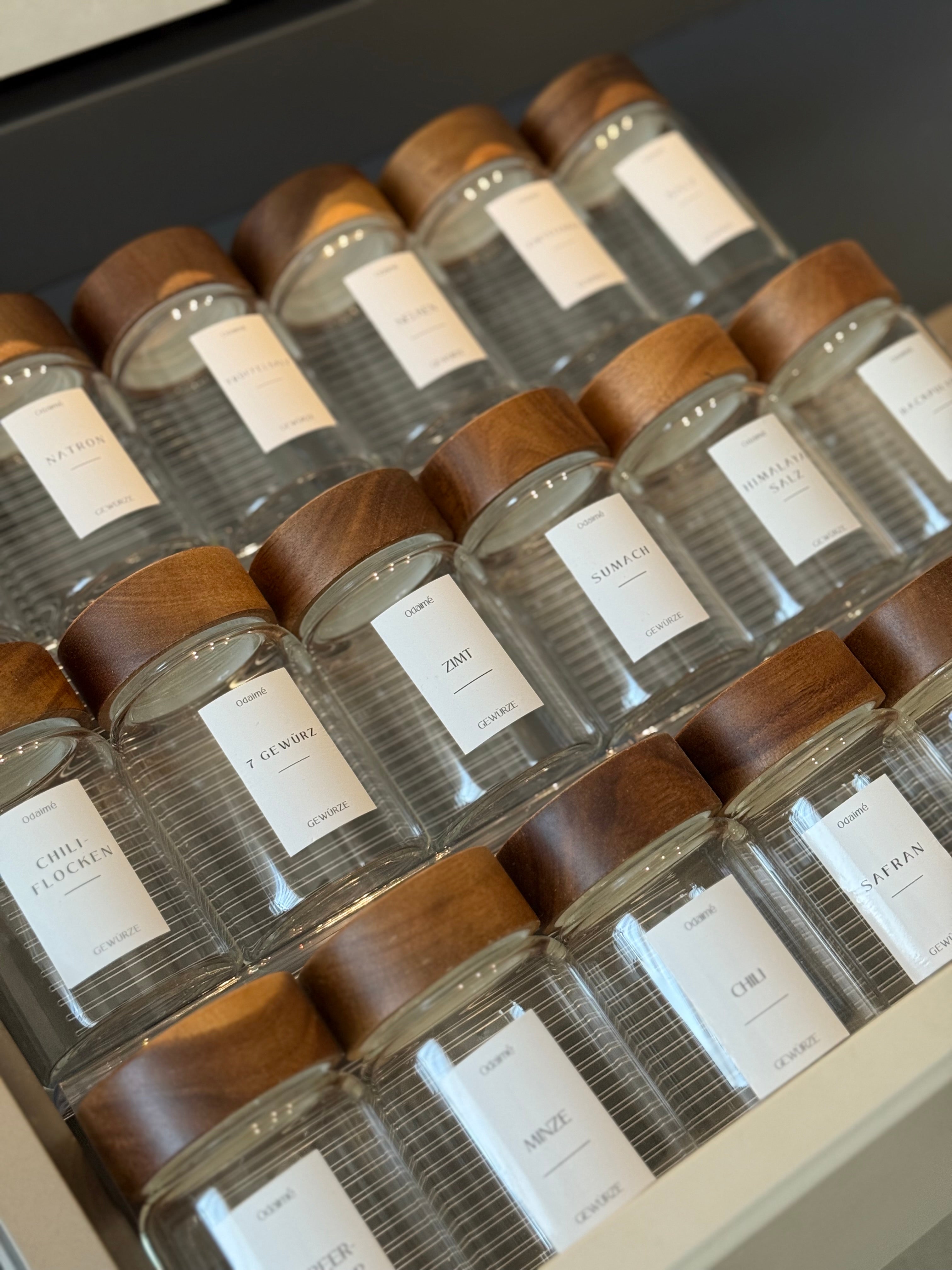 DUA - Runde 220 ml Gewürzgläser mit dunklem Akazienholzdeckel ink. selbstklebende Etiketten
