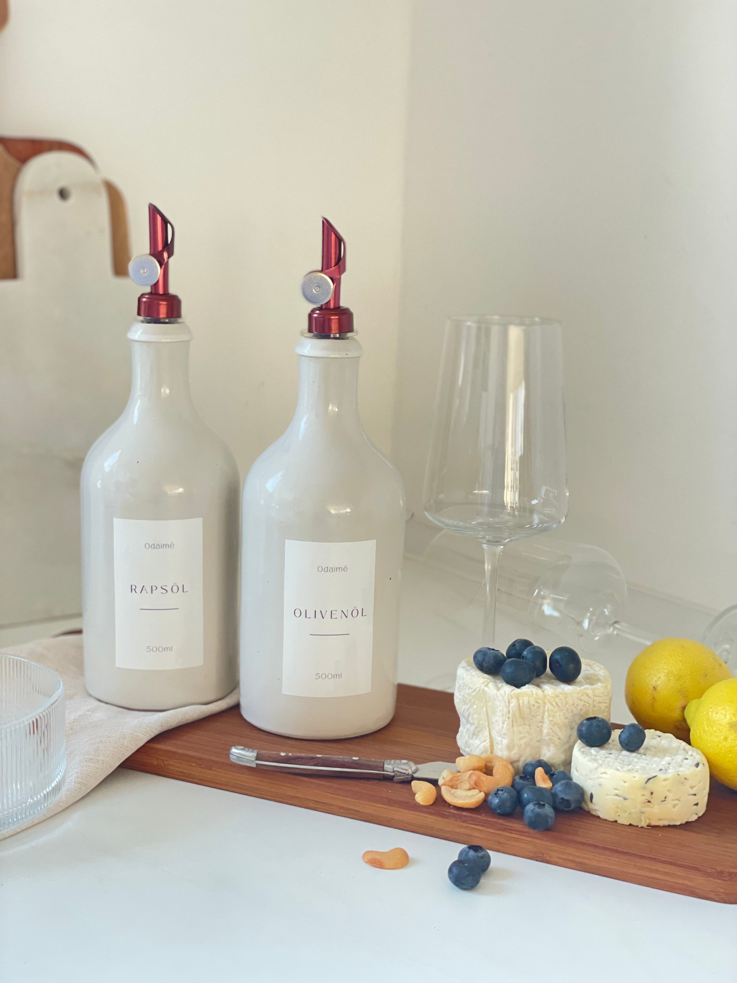 LORIK Essig- und Ölspender aus Keramik, perlmutt-weiß - Landhausstil mit automatisch öffnendem Ausgießer