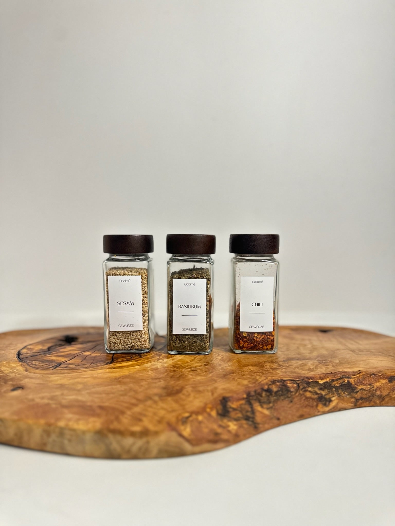 NIK - Eckige 120 ml bruchsichere Gewürzgläser mit Streueinsatz & dunklem Akazienholzdeckel – 106 wasserfeste Etiketten zur Auswahl - organisierte Küche