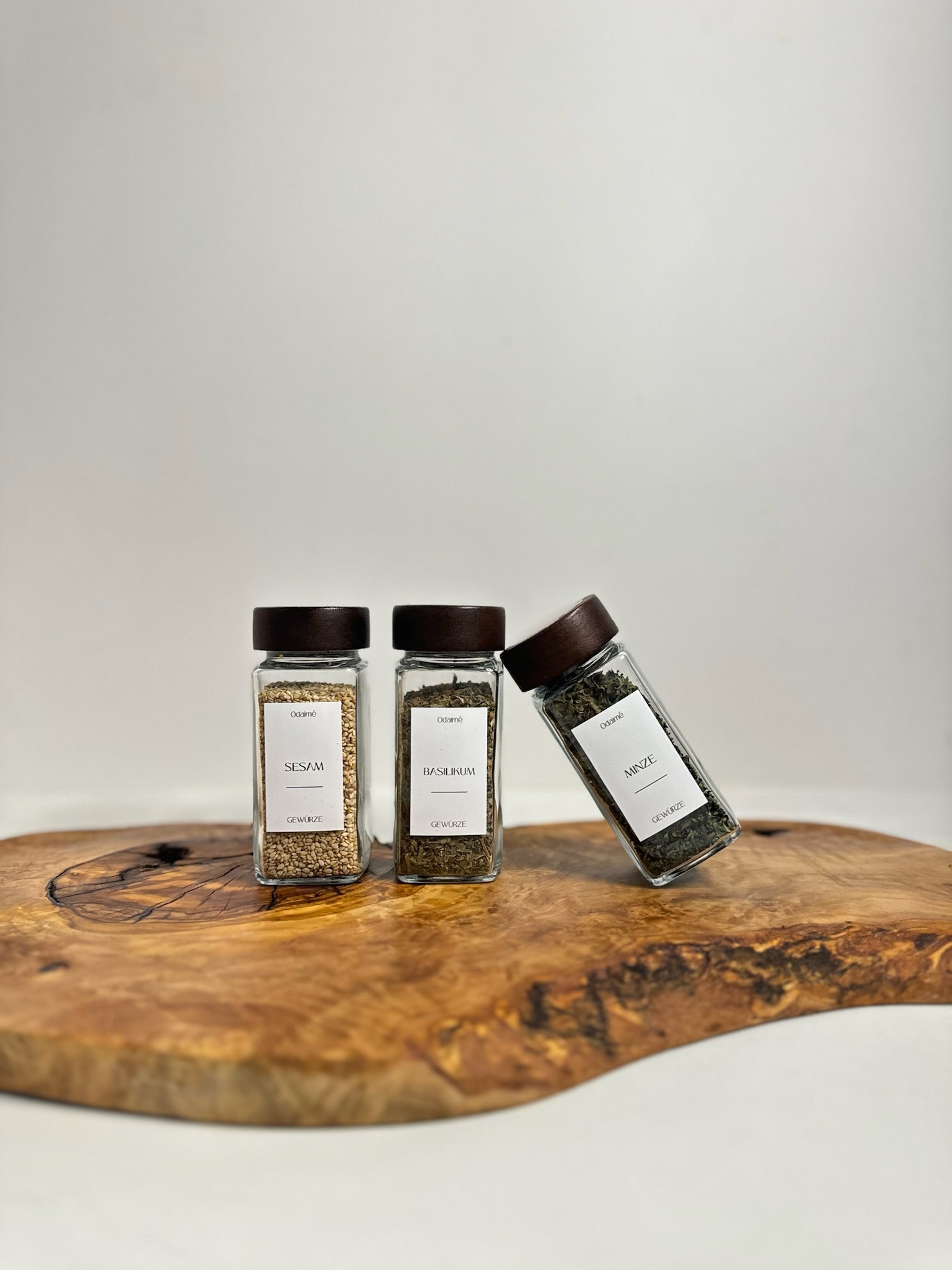 NIK - Eckige 120 ml bruchsichere Gewürzgläser mit Streueinsatz & dunklem Akazienholzdeckel – 106 wasserfeste Etiketten zur Auswahl - organisierte Küche