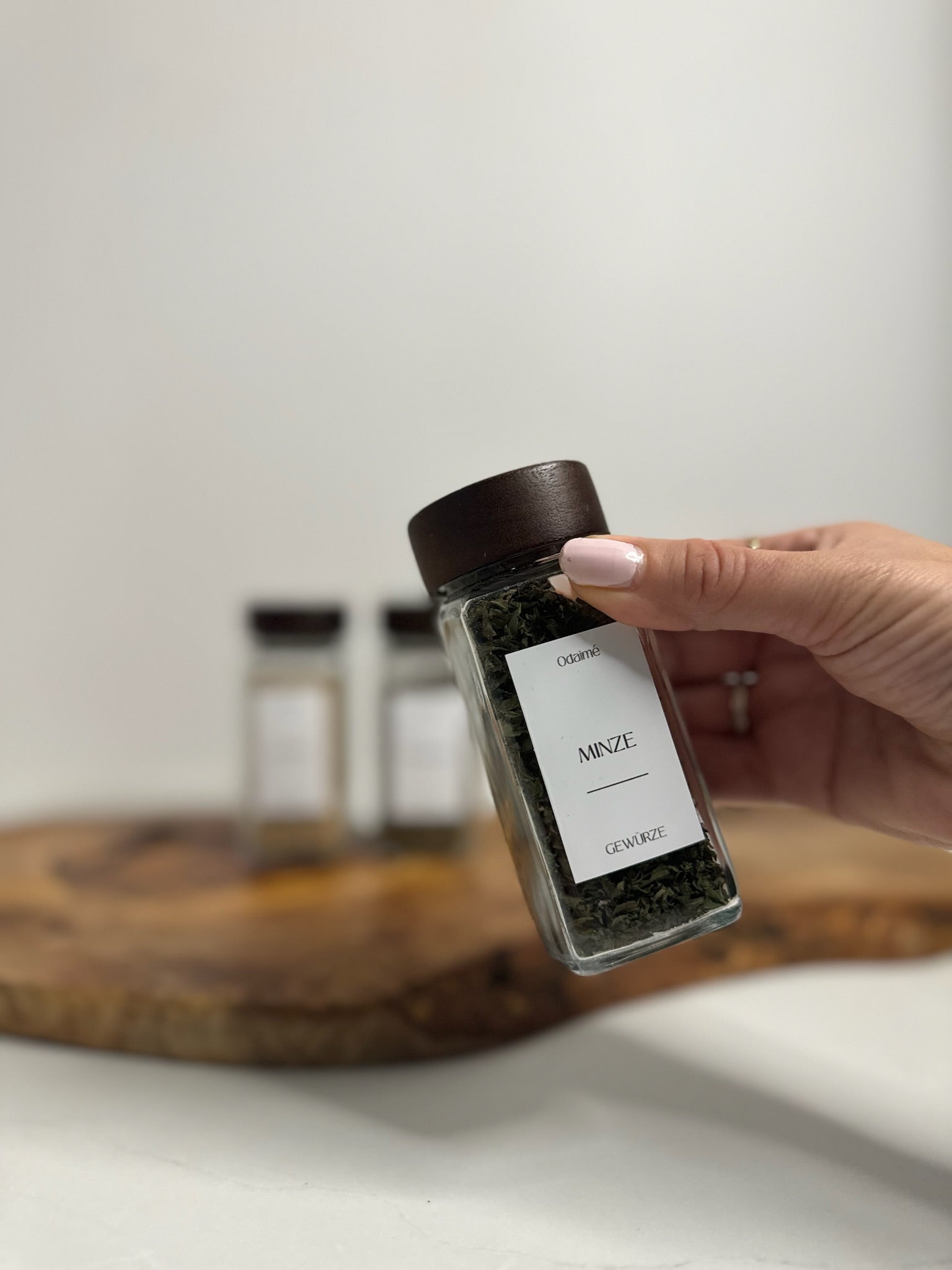 NIK - Eckige 120 ml bruchsichere Gewürzgläser mit Streueinsatz & dunklem Akazienholzdeckel – 106 wasserfeste Etiketten zur Auswahl - organisierte Küche