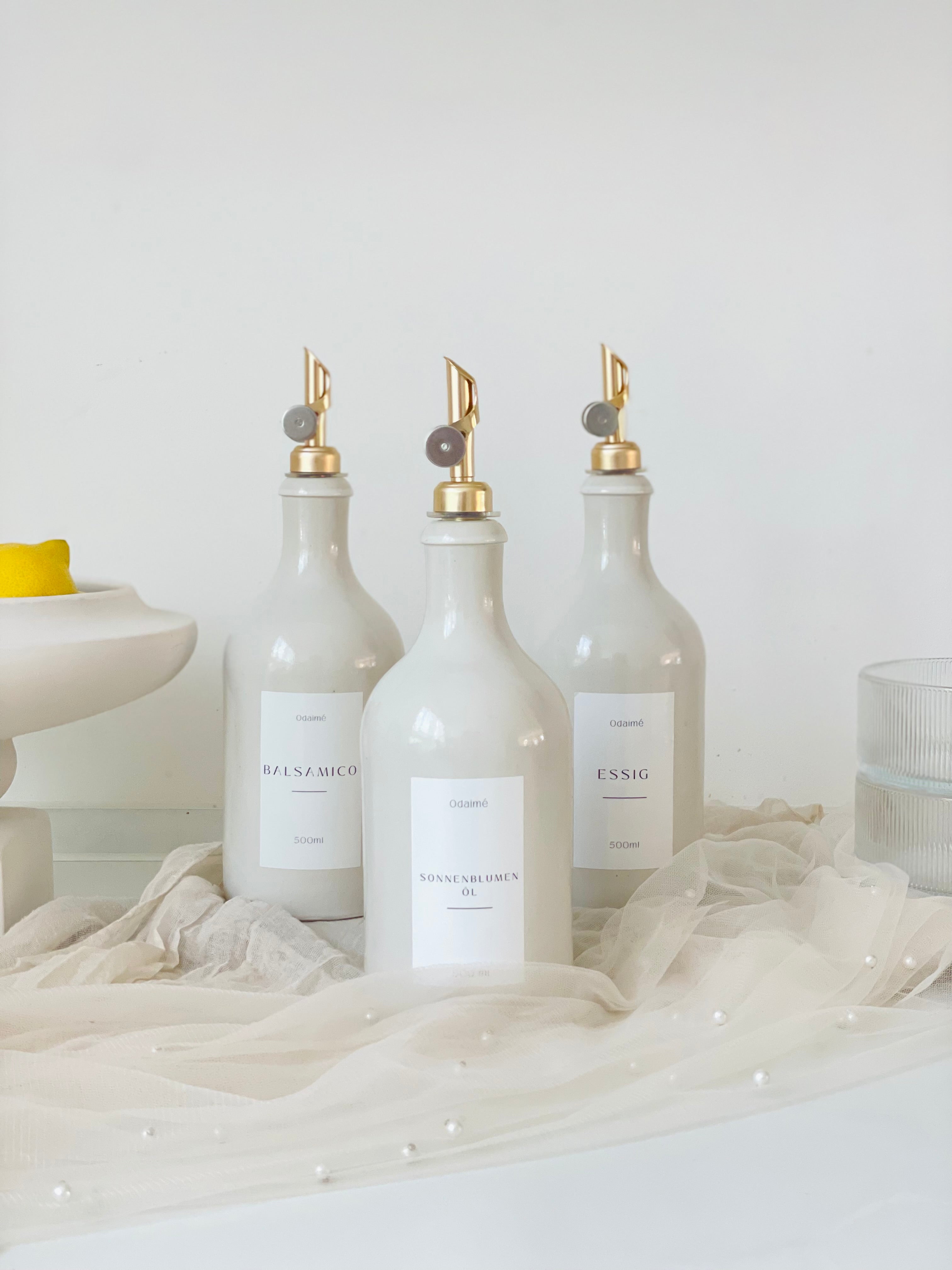 LORIK Essig- und Ölspender aus Keramik, perlmutt-weiß - Landhausstil mit automatisch öffnendem Ausgießer