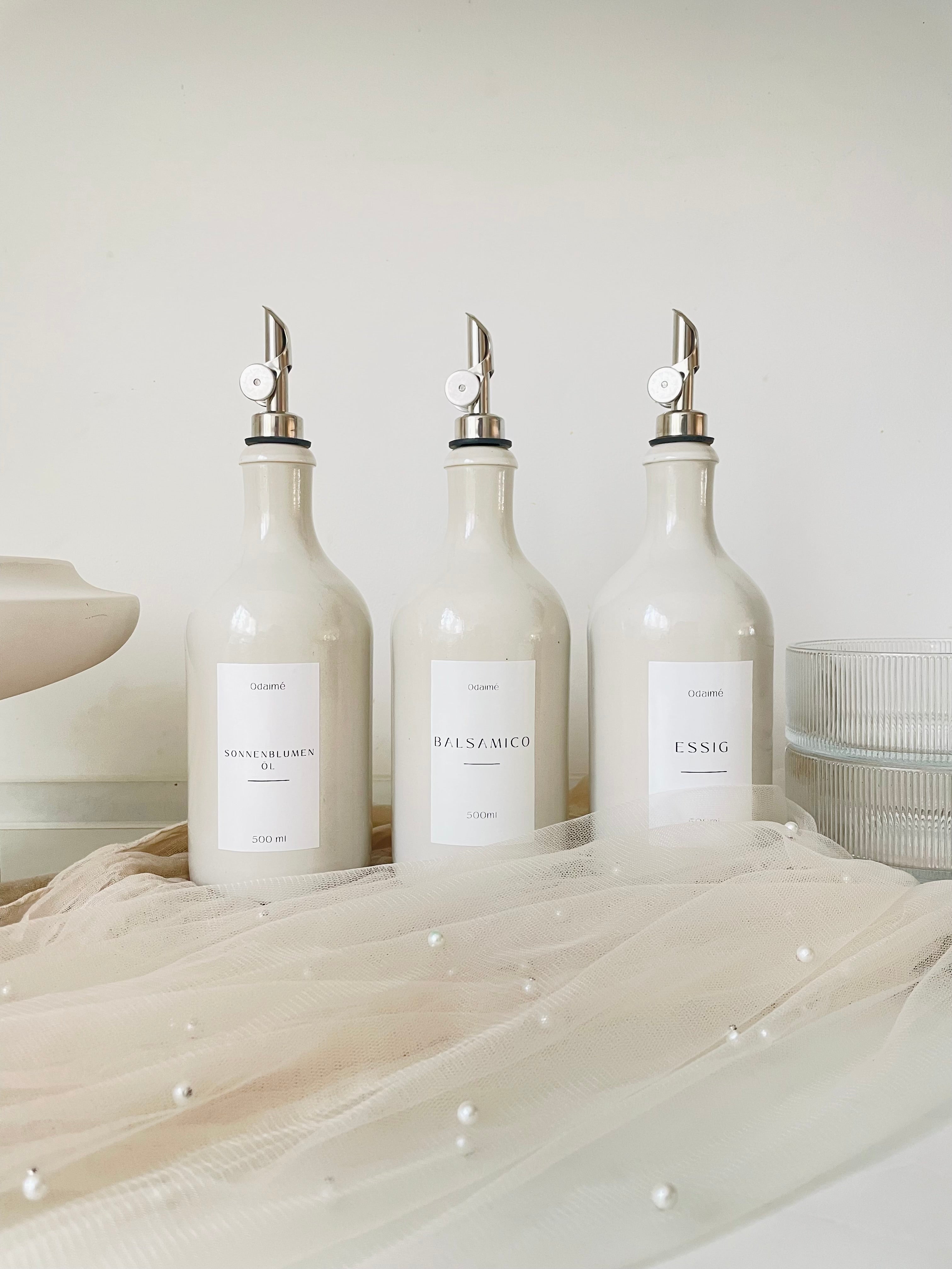 Perfekt unperfekt - LORIK Öl- und Essigspender aus Keramik, perlmutt-weiß - Landhausstil mit automatisch öffnedem Ausgießer