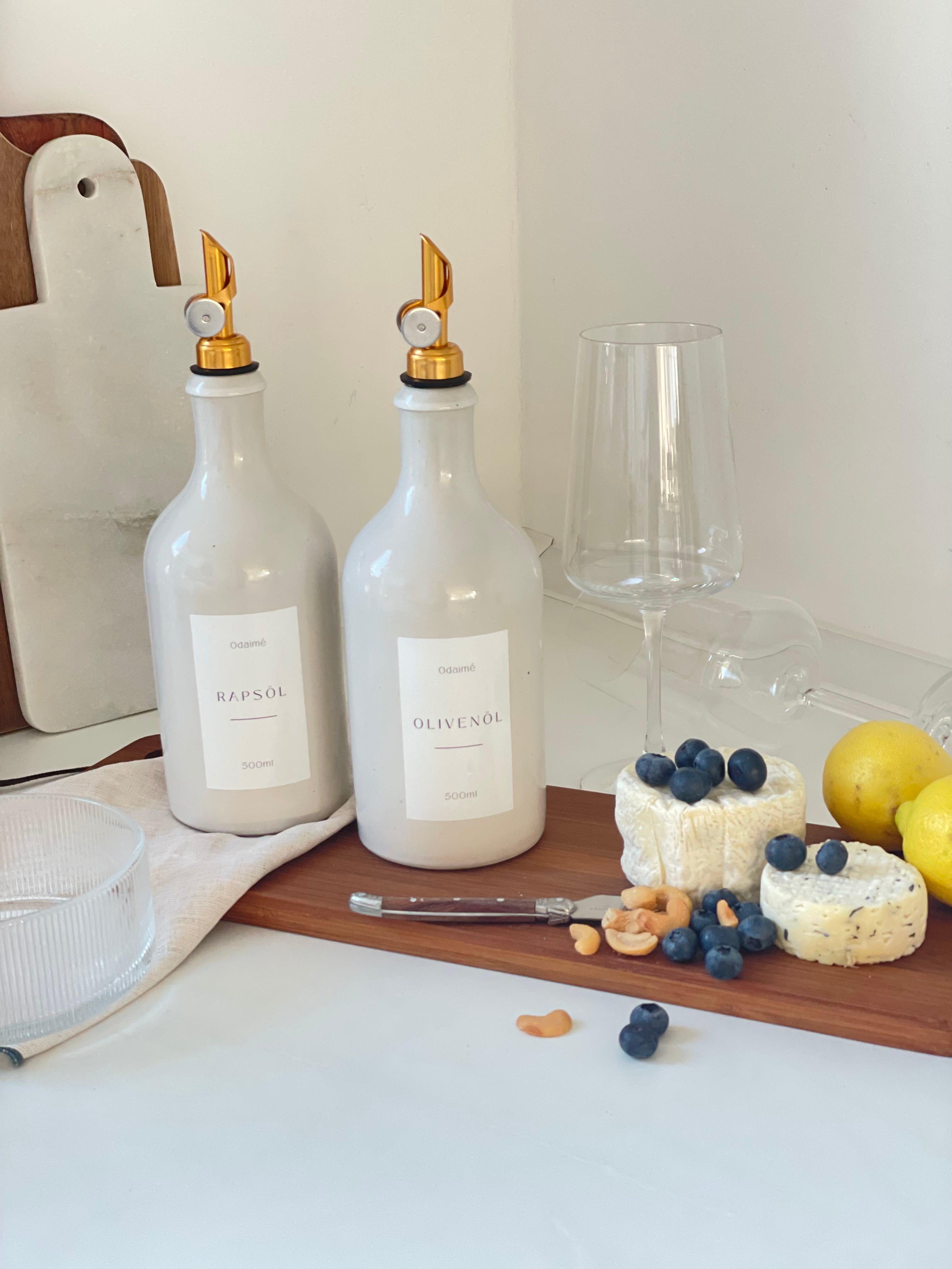 Perfekt unperfekt - LORIK Öl- und Essigspender aus Keramik, perlmutt-weiß - Landhausstil mit automatisch öffnedem Ausgießer