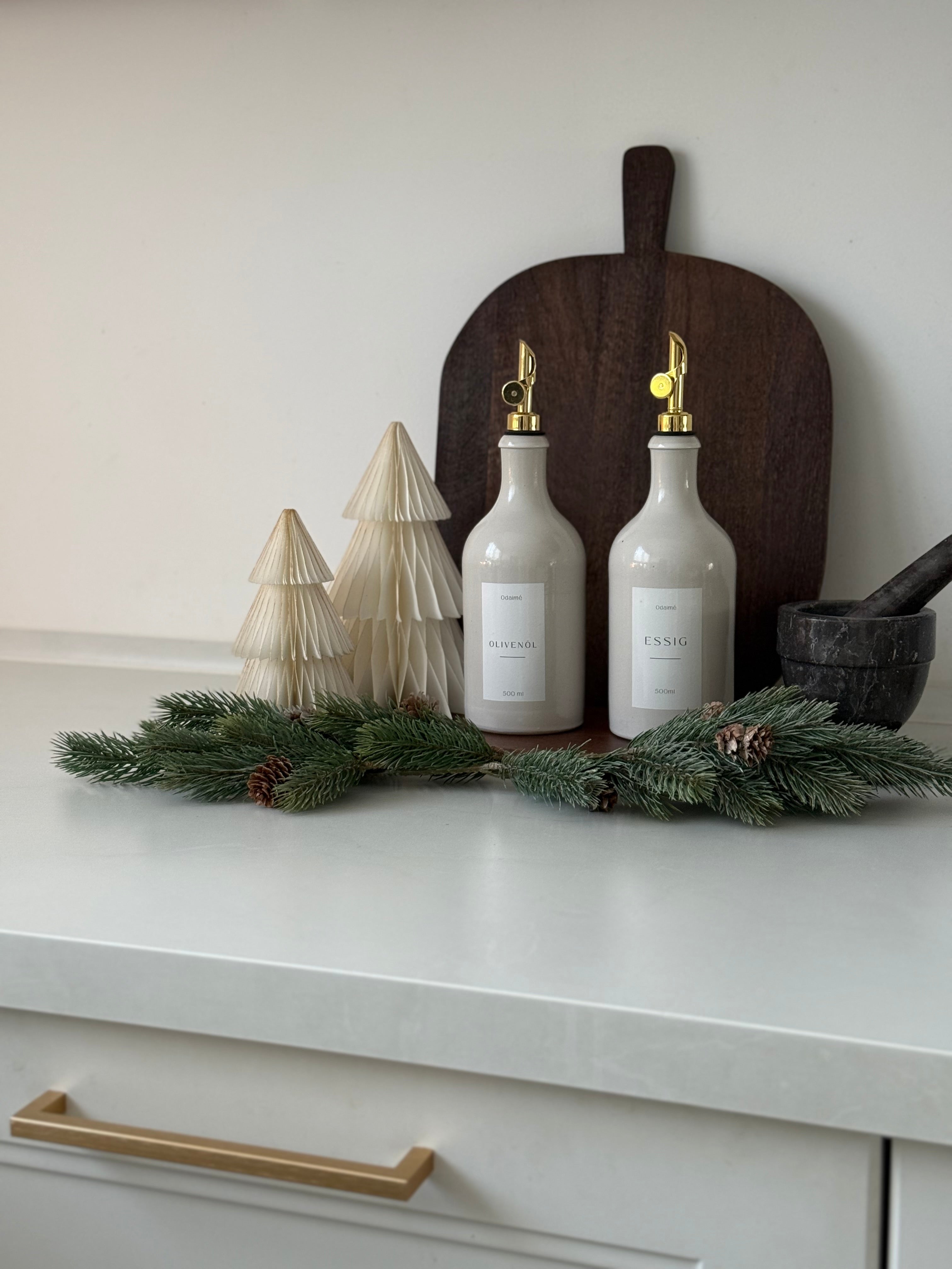 LORIK Essig- und Ölspender aus Keramik, perlmutt-weiß -  Landhausstil mit automatisch öffnendem Ausgießer