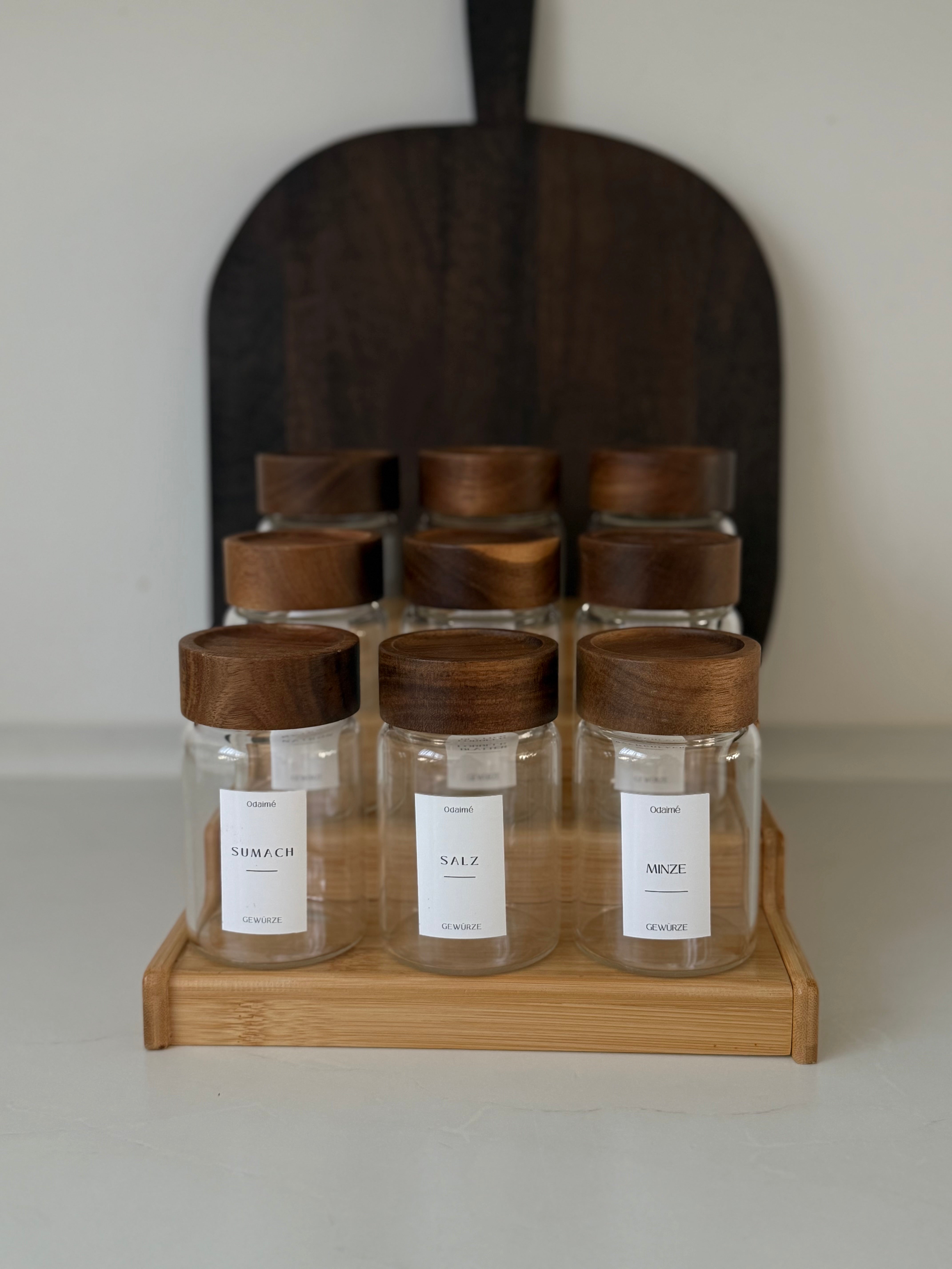 DUA - Runde 220 ml Gewürzgläser mit dunklem Akazienholzdeckel ink. selbstklebende Etiketten