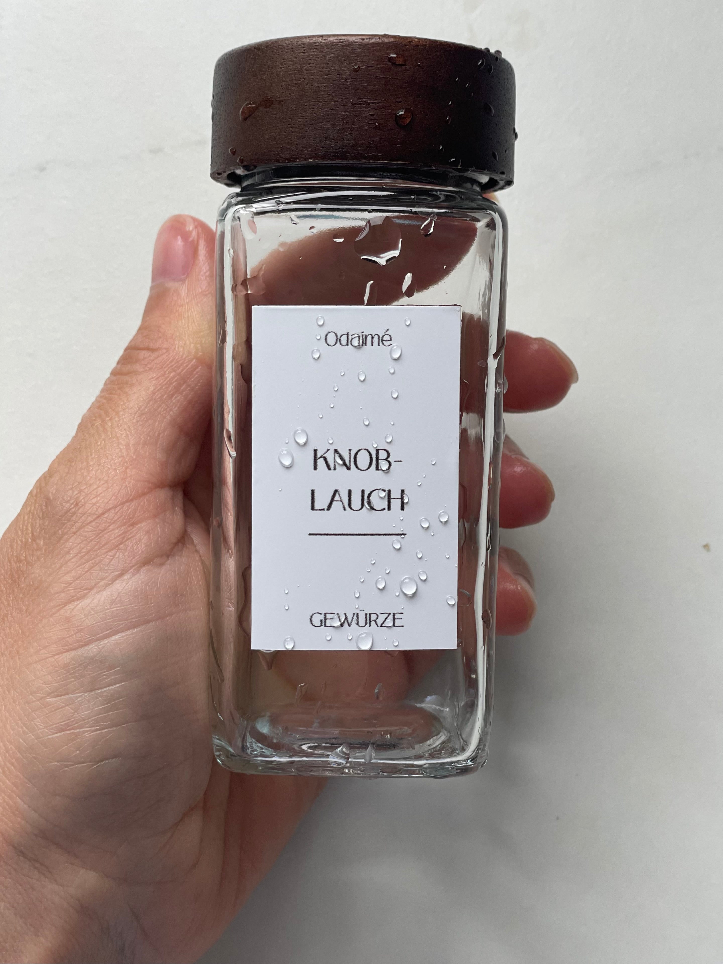 NIK - Eckige 120ml bruchsichere Gewürzgläser mit Streueinsatz & dunklem Akazienholzdeckel – 106 wasserfeste Etiketten - organisierte Küche